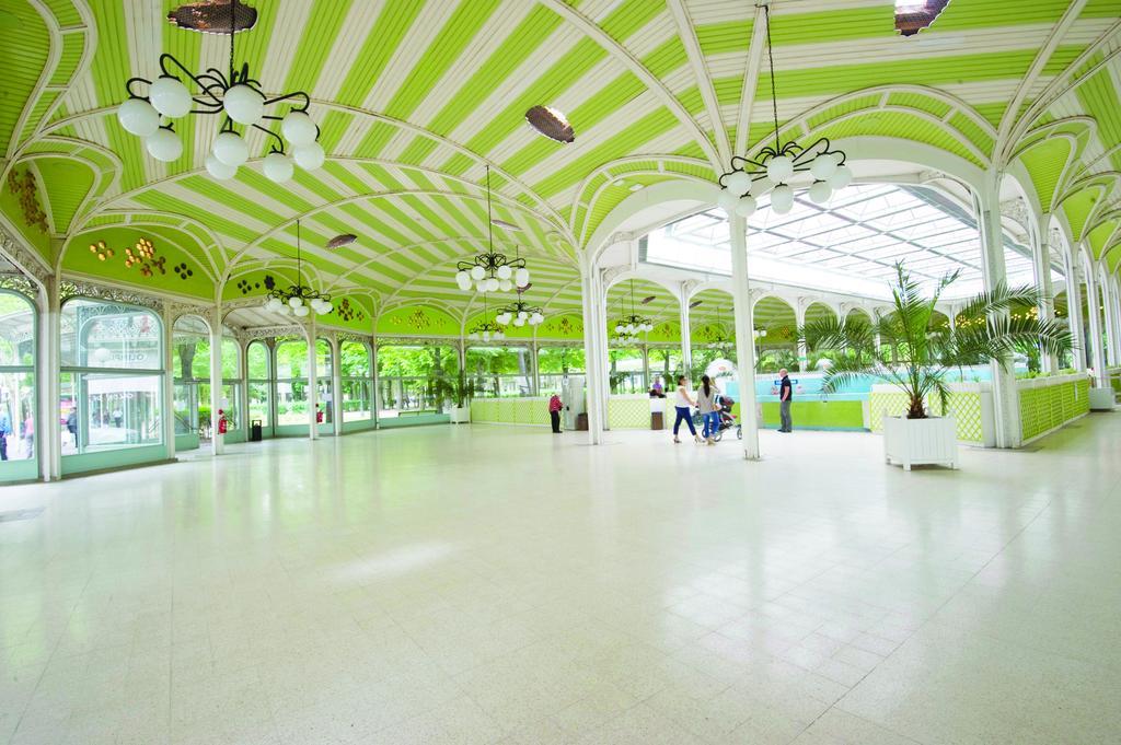 Hotel Des Thermes Les Domes Vichy Esterno foto