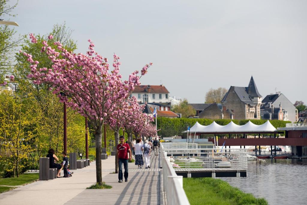 Hotel Des Thermes Les Domes Vichy Esterno foto