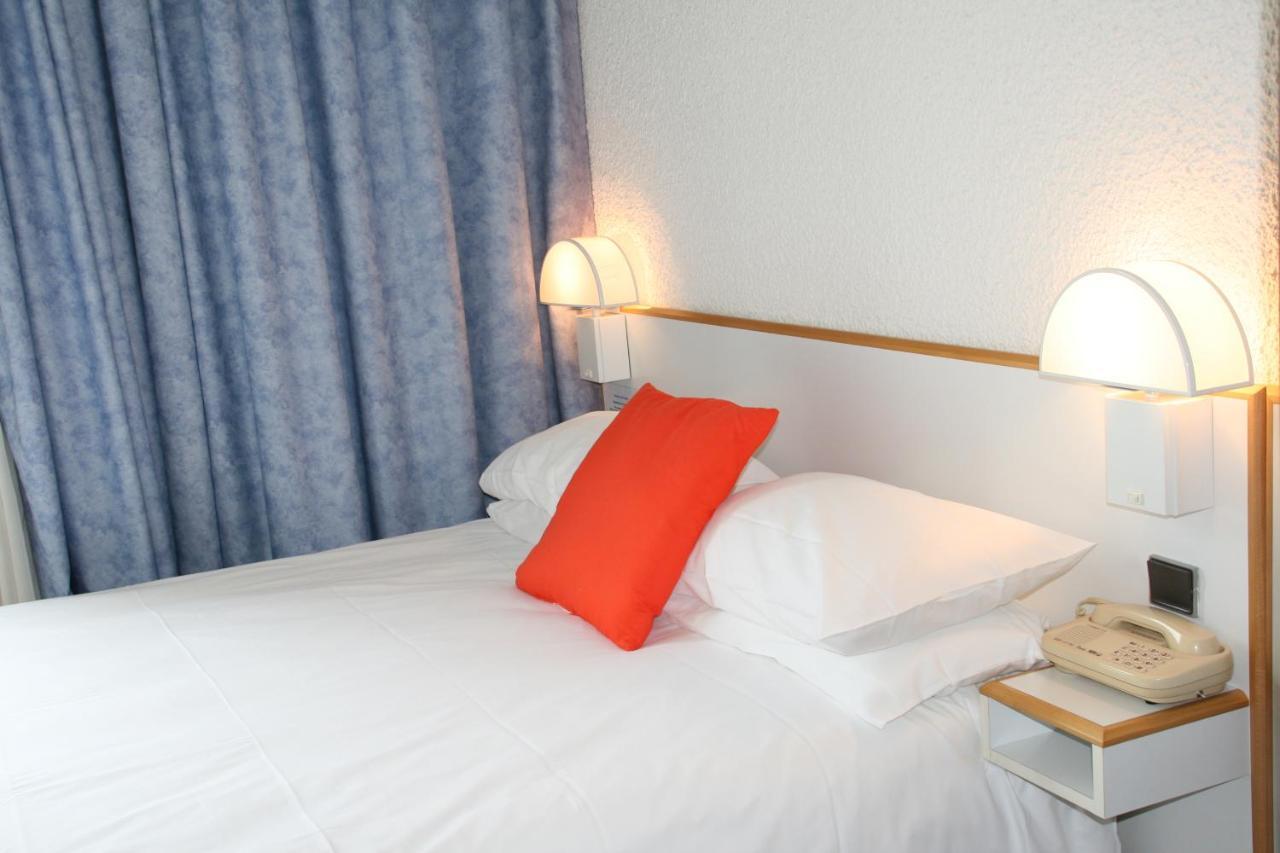 Hotel Des Thermes Les Domes Vichy Esterno foto